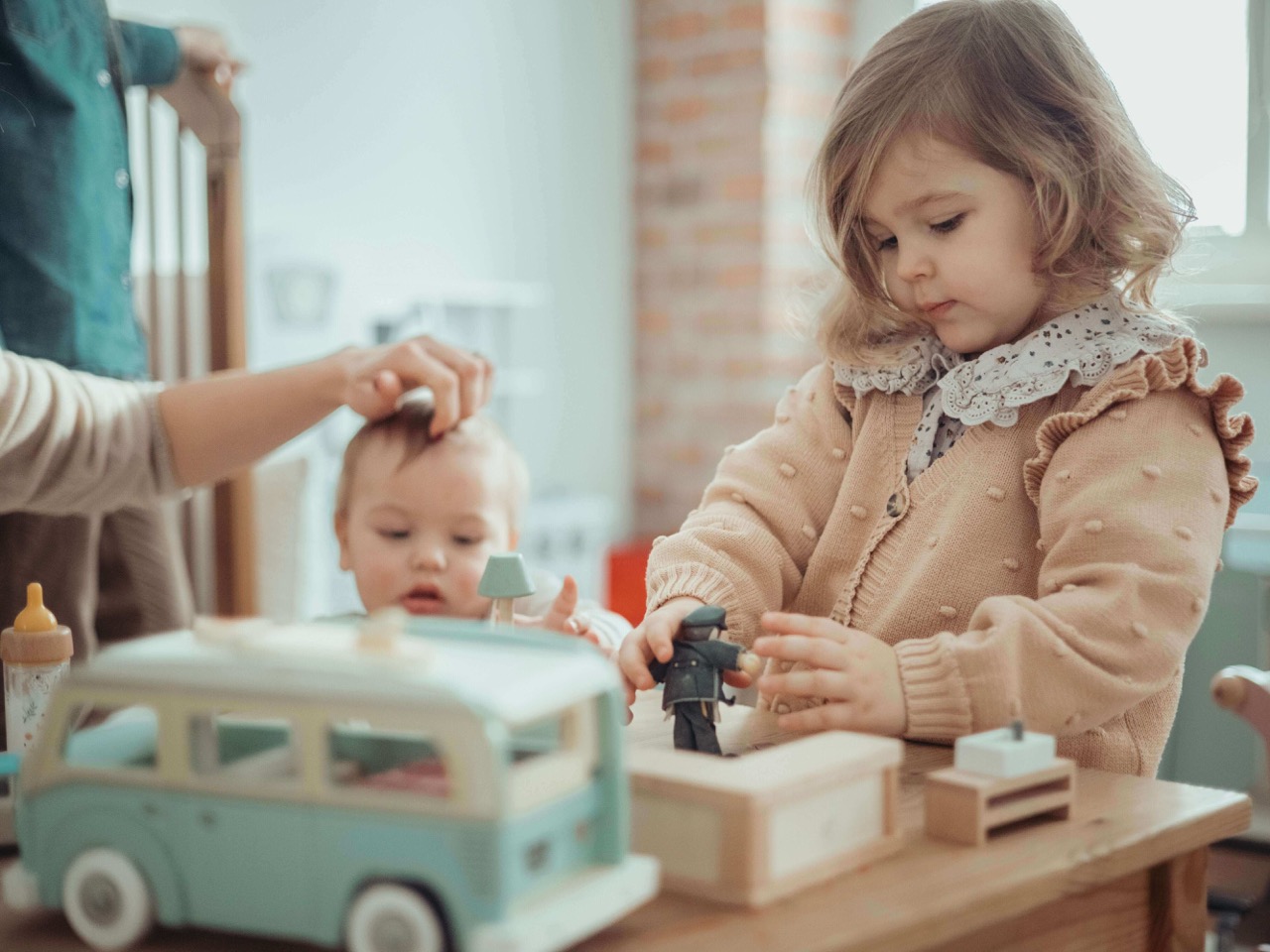 Deti pri hre - children playing with toys